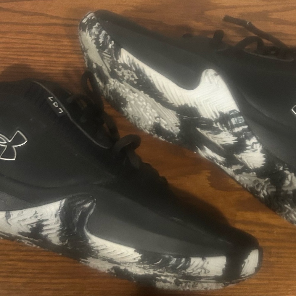 Under Armour Black and White Patterned Sneakers Youth Boys size 7 Basbetball